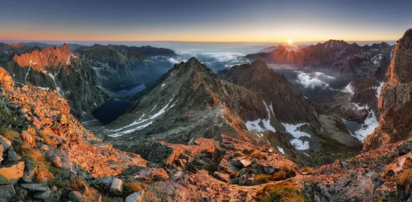 Τοπίο βουνού στο Tatras, την κορυφή Rysy, τη Σλοβακία και την Πολωνία — Φωτογραφία Αρχείου