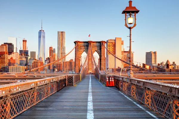 Nueva York Puente de Brooklyn en Manhattan primer plano con skyscrap — Foto de Stock