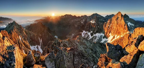 ヘリオス、スロバキアのタトラ山脈の山の夕日のパノラマ風景 — ストック写真