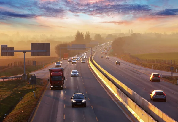 Autobahnverkehr mit PKW und LKW — Stockfoto
