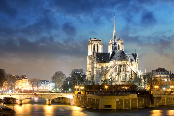 Notre dame kathedraal in de schemering in Parijs, Frankrijk — Stockfoto