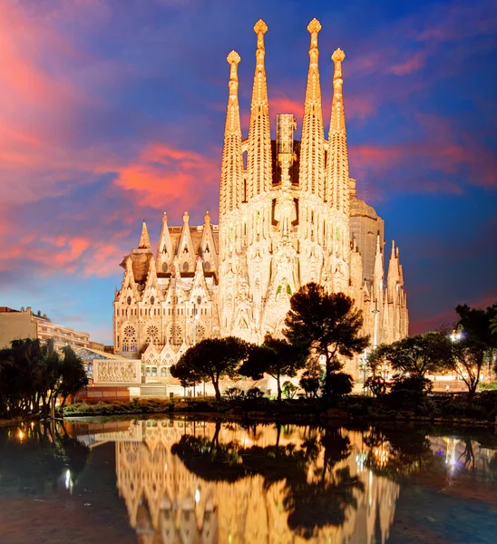 BARCELONA, SPAIN - FEB 10: View of the Sagrada Familia, a large — Stock Photo, Image