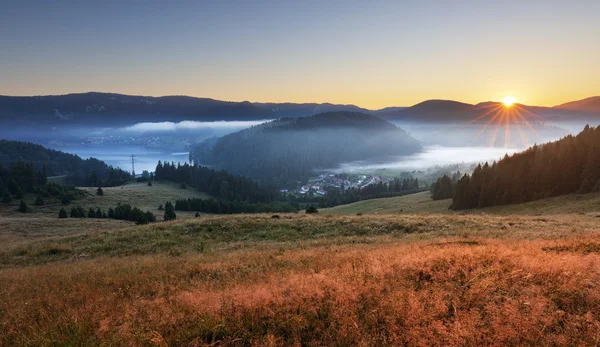 Prado y colinas al amanecer, Mlynky, Eslovaquia —  Fotos de Stock