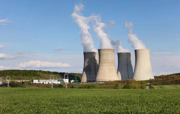 Koeltorens van de kerncentrale van een atoom — Stockfoto