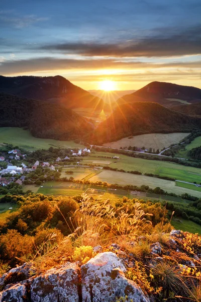 Nascer do sol na Eslováquia paisagem panorama de montanha — Fotografia de Stock