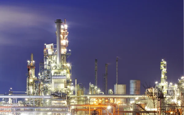 Planta de la industria de refinería de petróleo a lo largo de crepúsculo mañana — Foto de Stock