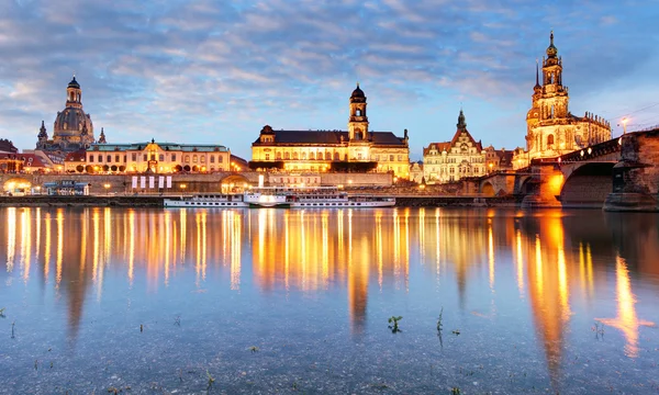 Δρέσδη, Γερμανία παλιά πόλη στον ορίζοντα στις όχθες του ποταμού Έλβα. — Φωτογραφία Αρχείου