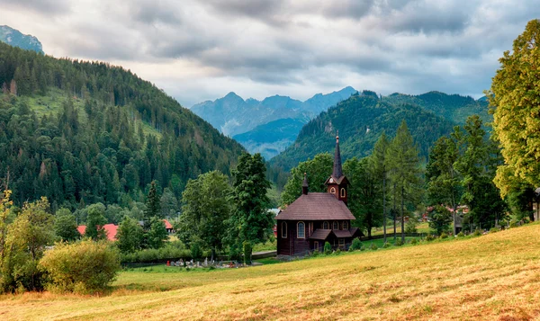 木造の教会、朝 Javorina、高タトラ山脈西部 — ストック写真