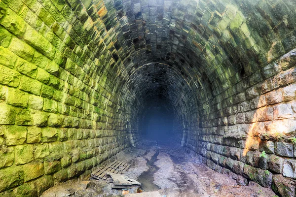 Túnel escuro - ninguém — Fotografia de Stock