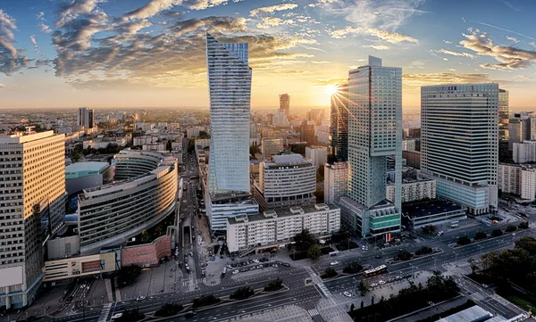 Warszawa miasto z nowoczesnym drapaczu chmur na zachodzie słońca, Polska — Zdjęcie stockowe