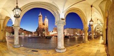 Cracow, Krakow Market Square geceleri, katedral, Polonya