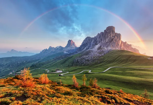 Landschap natuur mountan in de Alpen met regenboog — Stockfoto