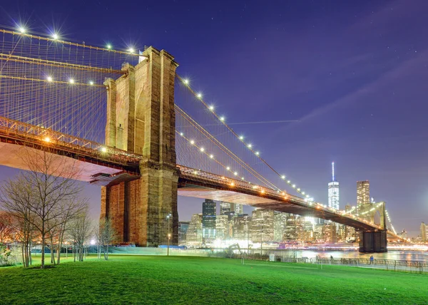 Puente de Brooklyn sobre East River por la noche en la ciudad de Nueva York Manhat — Foto de Stock