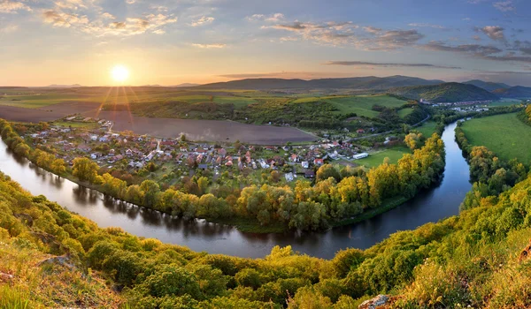 Frühling Slowakei Panoramalandschaft mit Fluss hron. — Stockfoto