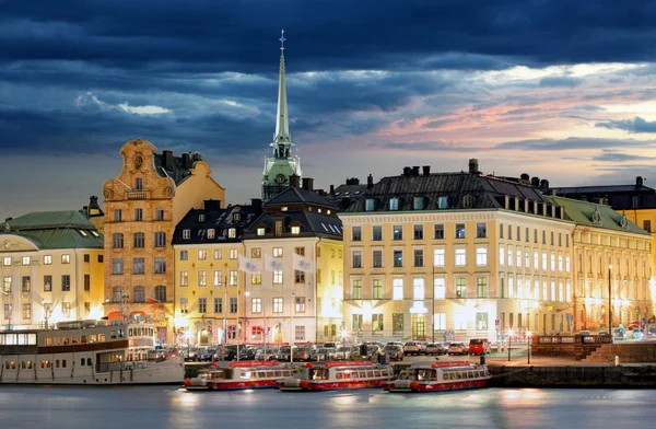 Az óváros (Gamla Stan) architektúra Pier Stockholm festői — Stock Fotó