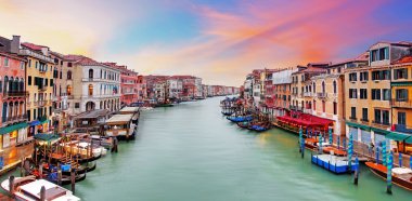 Venedik Grand Canal gondollar, oteller ve restoranlarda günbatımı fr