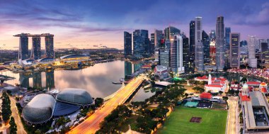 Singapur 'un Panorama şehri gün doğumunda ufuk çizgisi, Marina Körfezi