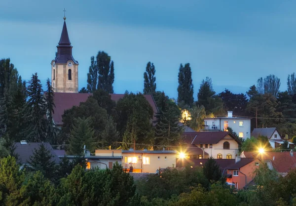 Village Budmerice Por Noche Con Iglesia Eslovaquia — Foto de Stock
