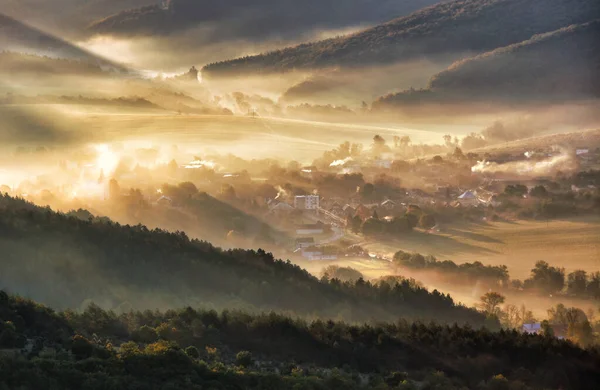 Vista Aérea Del Pueblo Niebla Con Rayos Sol Dorados Amanecer — Foto de Stock