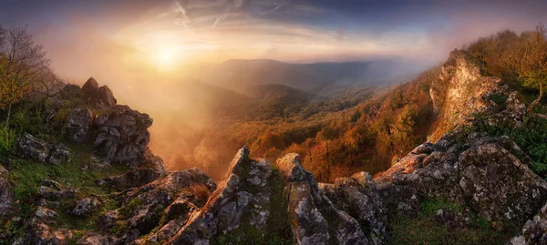 Drammatica Alba Montagna Con Nebbia Sole Panorama Paesaggistico Slovacchia — Foto Stock