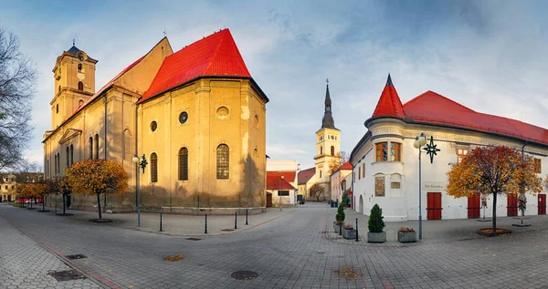 Город Пежок Церковью Главной Площади Словакия — стоковое фото