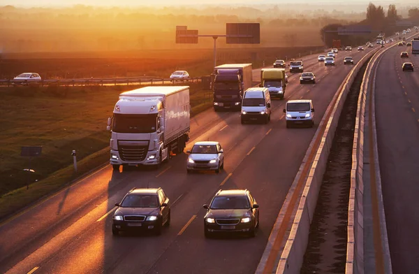 Vägtransport Med Bil Och Lastbil — Stockfoto