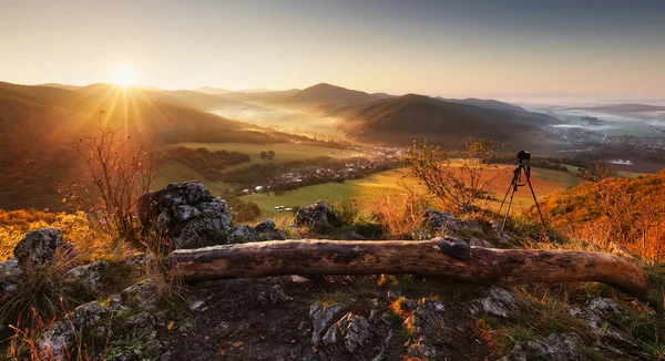 Floresta Vale Montanha Outono Com Aldeia Eslováquia — Fotografia de Stock