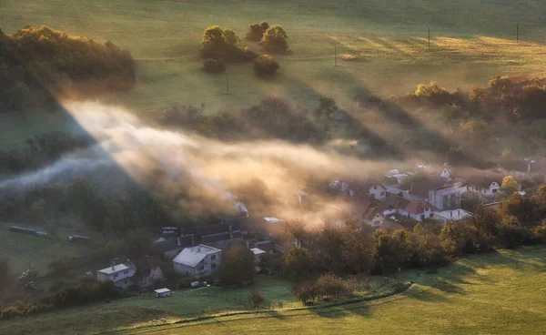 Ländliche Landschaft Mit Dorf Über Sonnenstrahl Nebligen Morgen — Stockfoto