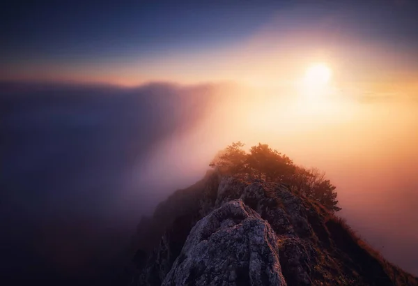 Schöne Landschaft Nebliger Nebel Berghängen Abstrakter Blick Mit Sonne — Stockfoto