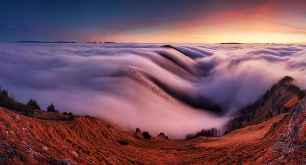 Puesta Sol Las Montañas Otoño Por Encima Las Nubes Durante —  Fotos de Stock