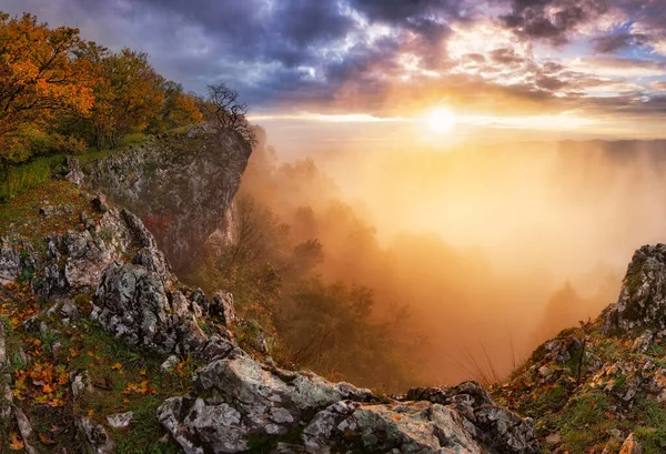Majestatyczny Zachód Słońca Górskim Krajobrazie Słonecznymi Promieniami Dramatyczna Scena Karpaty — Zdjęcie stockowe