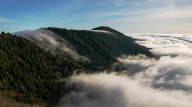 Karpatlar 'da bir dağ vadisinde gün batımı tepelerde harika altın ışıklarıyla - zaman aşımı