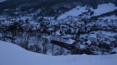 Geceleri kış köyünün zaman aşımı