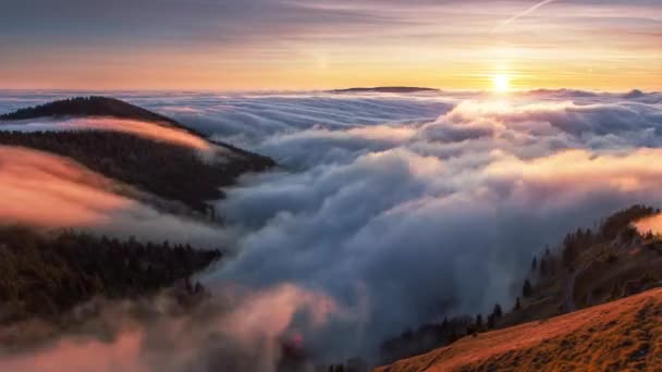 Zachód Słońca Jesiennych Górach Nad Chmurami Podczas Inwersji Pogody Góry — Wideo stockowe