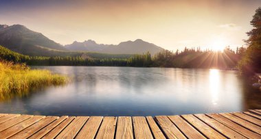 Slovakya Dağı Tatras - Strbse pleso Gölü gün doğumunda