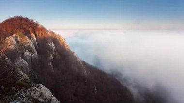 Bulutların üzerindeki güneş, ağaçlarla kaplı karasu- zaman aşımı