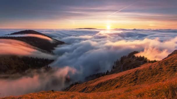 雲の上の山の中で夜に劇的な夕日の時間経過 — ストック動画