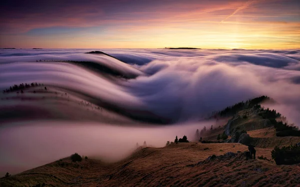 Puesta Sol Las Montañas Otoño Por Encima Las Nubes Durante —  Fotos de Stock