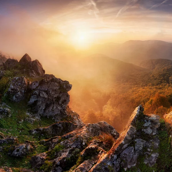 Hermoso Paisaje Verano Las Montañas Con Sol Amanecer —  Fotos de Stock