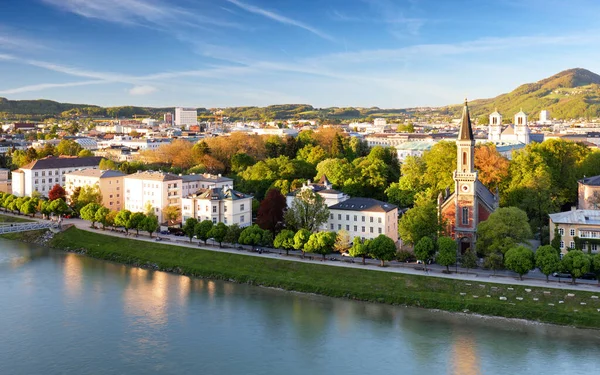 历史名城萨尔茨堡与萨尔茨堡大教堂和奥地利萨尔茨堡地区著名的费斯顿霍亨萨尔茨堡的经典景观 — 图库照片