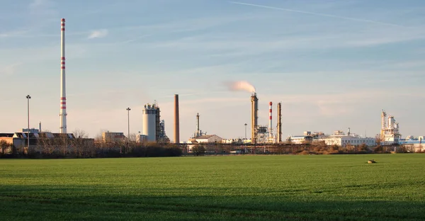 Camini Fumo Una Fabbrica Petrolchimica Una Raffineria Petrolio — Foto Stock