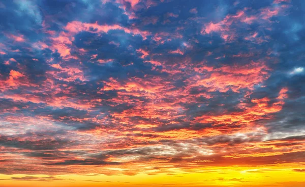 Céu Único Pôr Sol Vista Abstrata Com Nuvens Vermelhas Alaranjadas — Fotografia de Stock