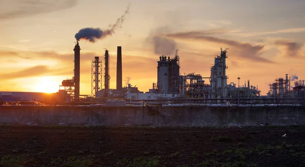 Fabriekspijp Vervuilende Lucht Rook Uit Schoorstenen Tegen Zon Milieuproblemen Ecologisch — Stockfoto