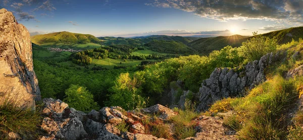 Grüne Frühlingsberglandschaft Mit Sonne Und Felsen Panorama — Stockfoto
