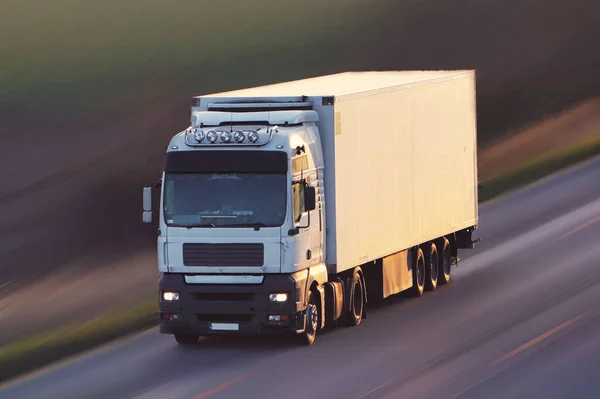 Vrachtwagenlading Met Lift Parkeren Bij Magazijn Wegtransport Logistiek Transport — Stockfoto