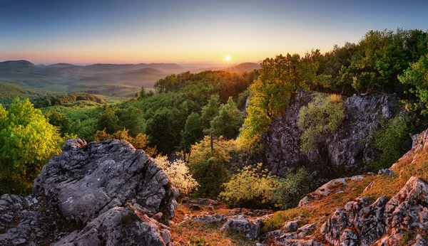 Fantastiskt Bergslandskap Med Färgglada Levande Solnedgång Molnig Himmel Naturliga Utomhus — Stockfoto