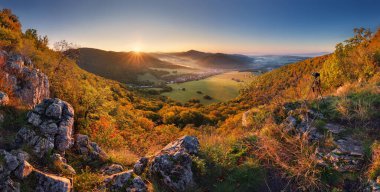 Sonbaharda Slovakya 'da köyü olan dağ vadisi ormanları
