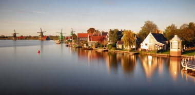 Hollanda 'daki su değirmenleriyle manzara