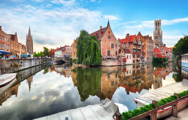 比利时 布鲁日河流景观的历史中心 水渠中反射的旧布鲁日建筑 — 图库照片