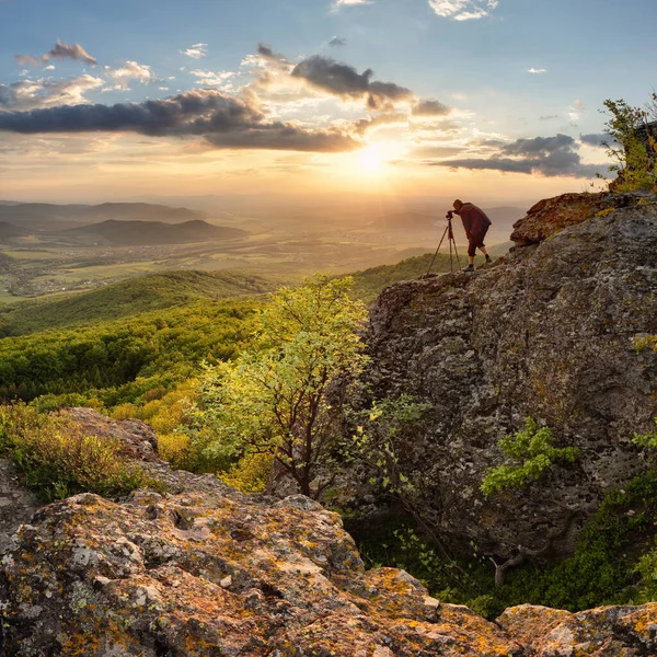 Silouette Fotógrafo Agradável Pôr Sol Montanha Com Floresta Verde — Fotografia de Stock